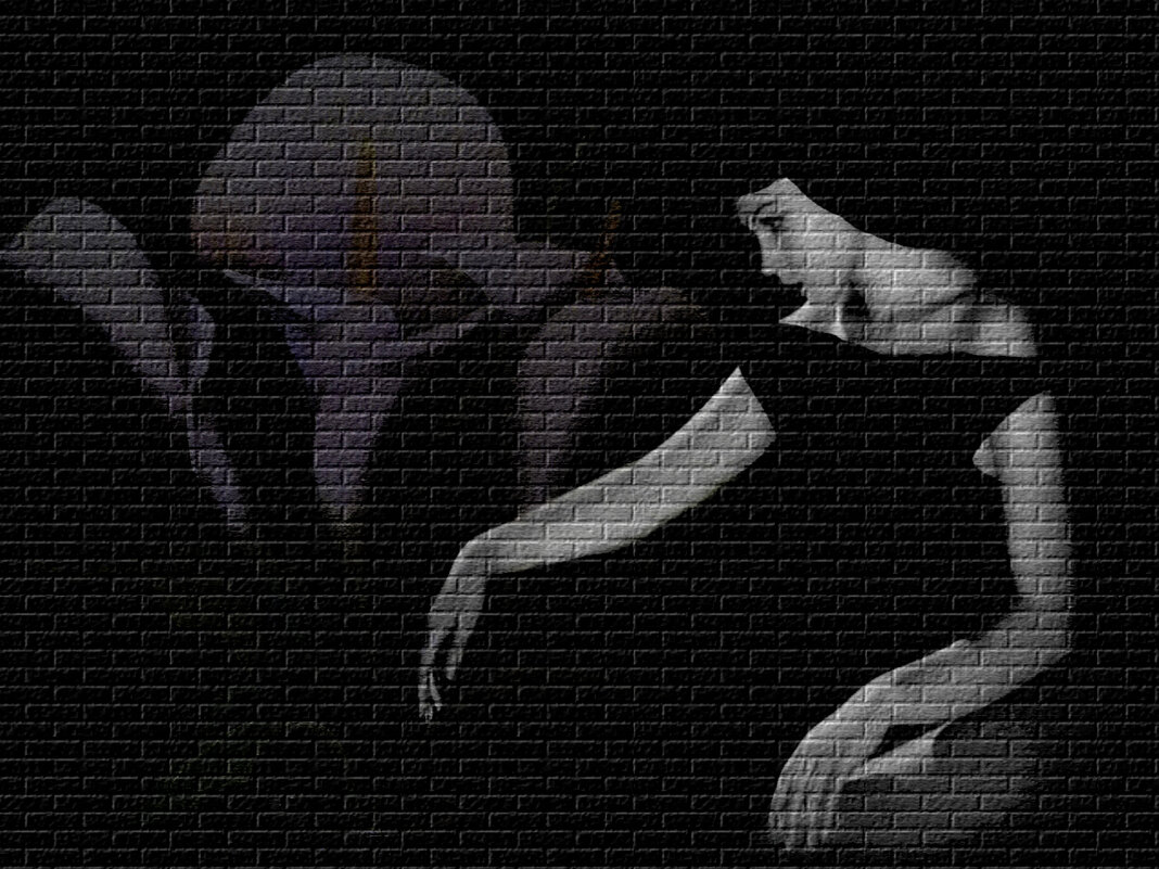 Задумалась  (графити  на  стене) - Е.М. ***