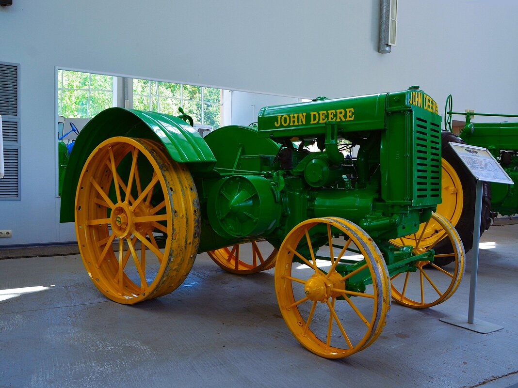 Чебоксары. Колёсный трактор John Deere D. - Пётр Чернега Чебоксары. Колёсный трактор John Deere D. - Пётр Чернега