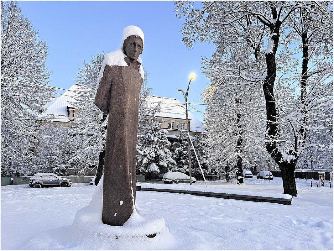У нас выпал снег. Памятник литовскому поэту Л. Реза. - Валерия Комова У нас выпал снег. Памятник литовскому поэту Л. Реза. - Валерия Комова