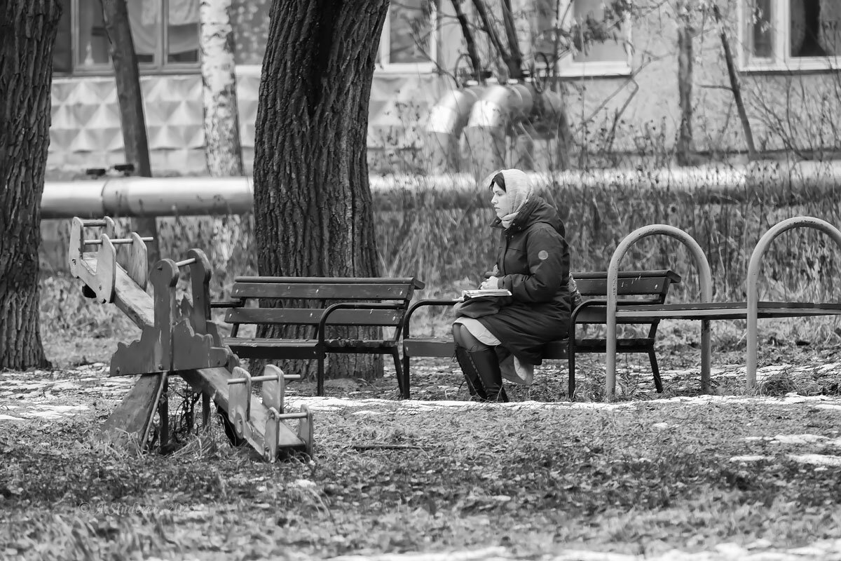 Девушка на скамейке - Александр Синдерёв Девушка на скамейке - Александр Синдерёв