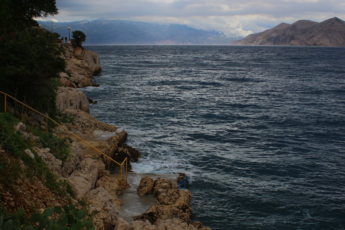 Пасмурно - Юрий. Шмаков