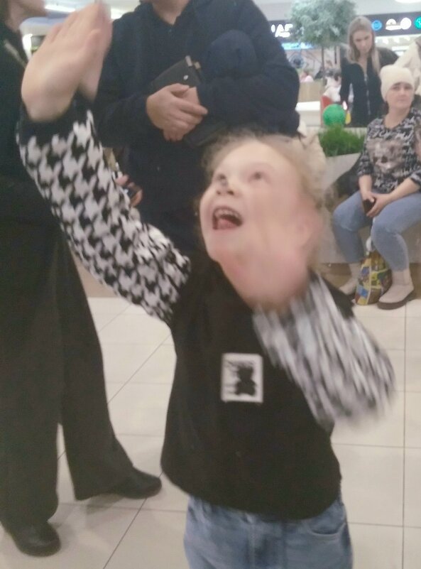 Ловит мыльные пузыри. - Злая Фурия 