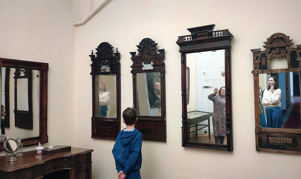 на выставке зеркал - Любовь на выставке зеркал - Любовь