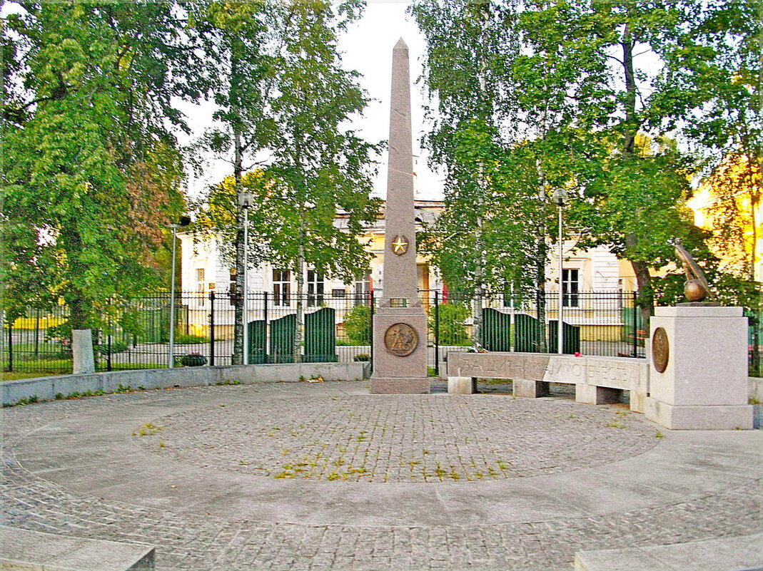 ПАМЯТНИК ЗАЩИТНИКАМ ОТЕЧЕСТВА В ПЕТЕРГОФЕ. - Лия ☼