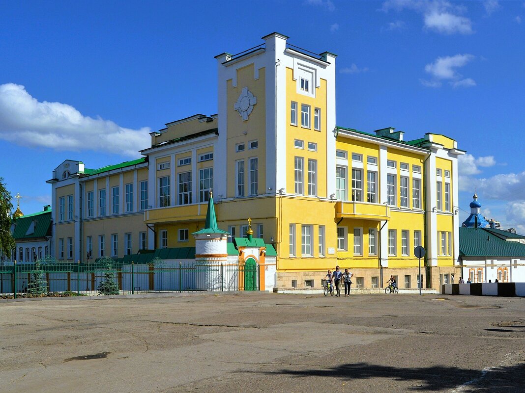 Чебоксары. Здание гостиницы "Дом Крестьянина". - Пётр Чернега Чебоксары. Здание гостиницы "Дом Крестьянина". - Пётр Чернега