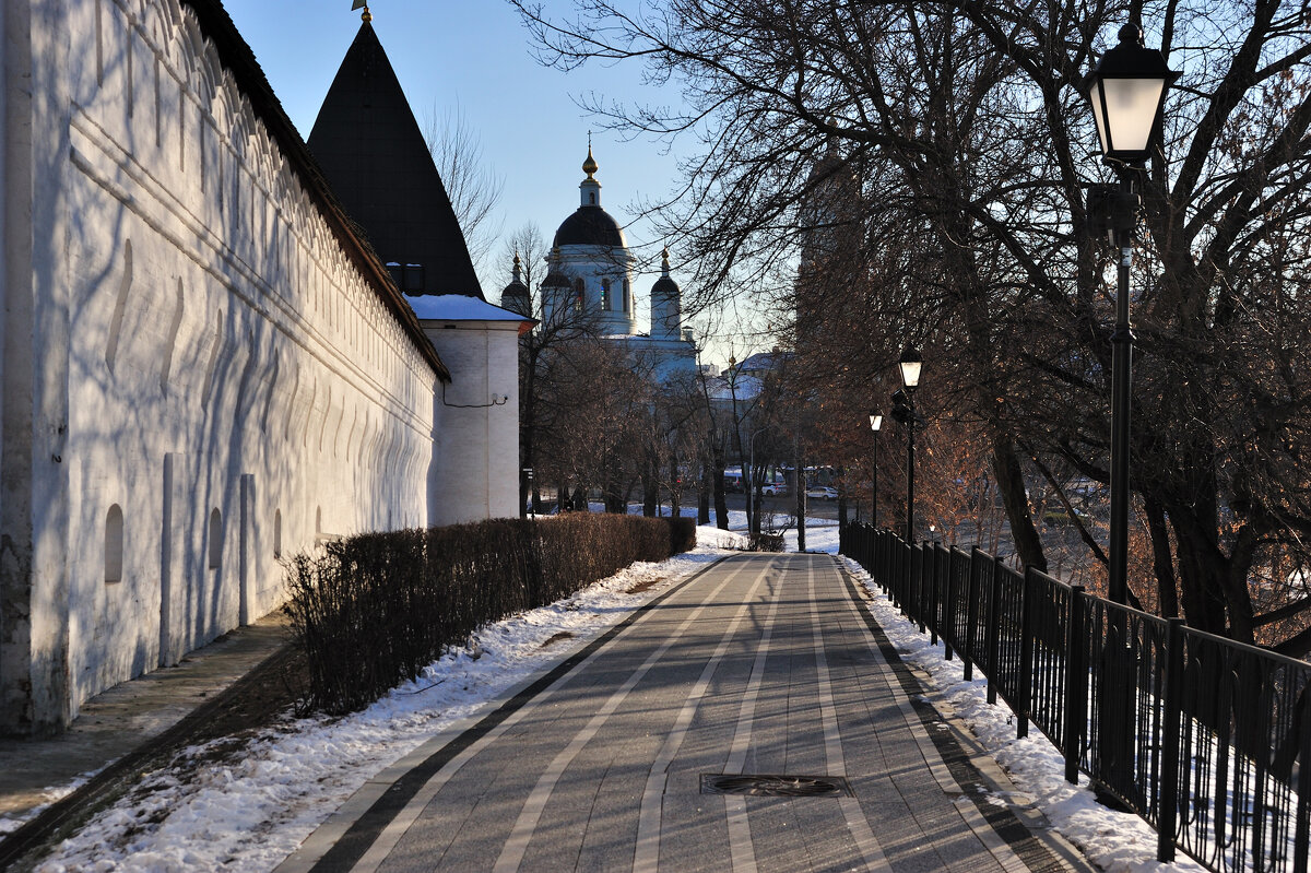 У стен Спасо-Андроникова монастыря - Виктор Берёзкин