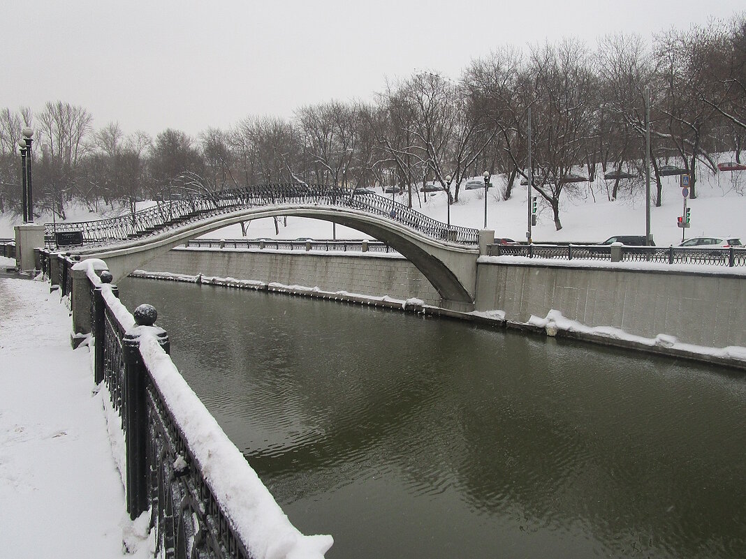 Таможенный мост в Москве  через  Яузу. - Ольга Довженко