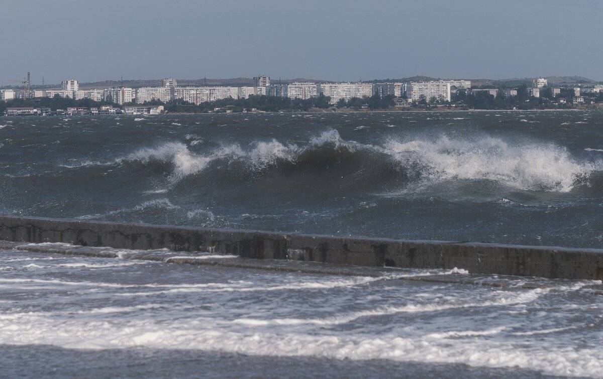 Осенний шторм в Керчи. - Анатолий Щербак