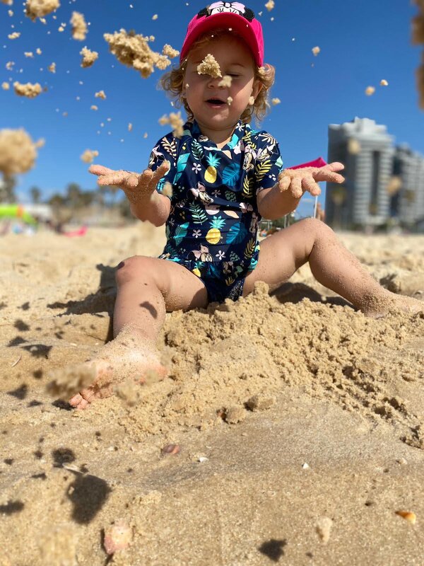 Интересно на пляже играть с песком! - Светлана Хращевская Интересно на пляже играть с песком! - Светлана Хращевская