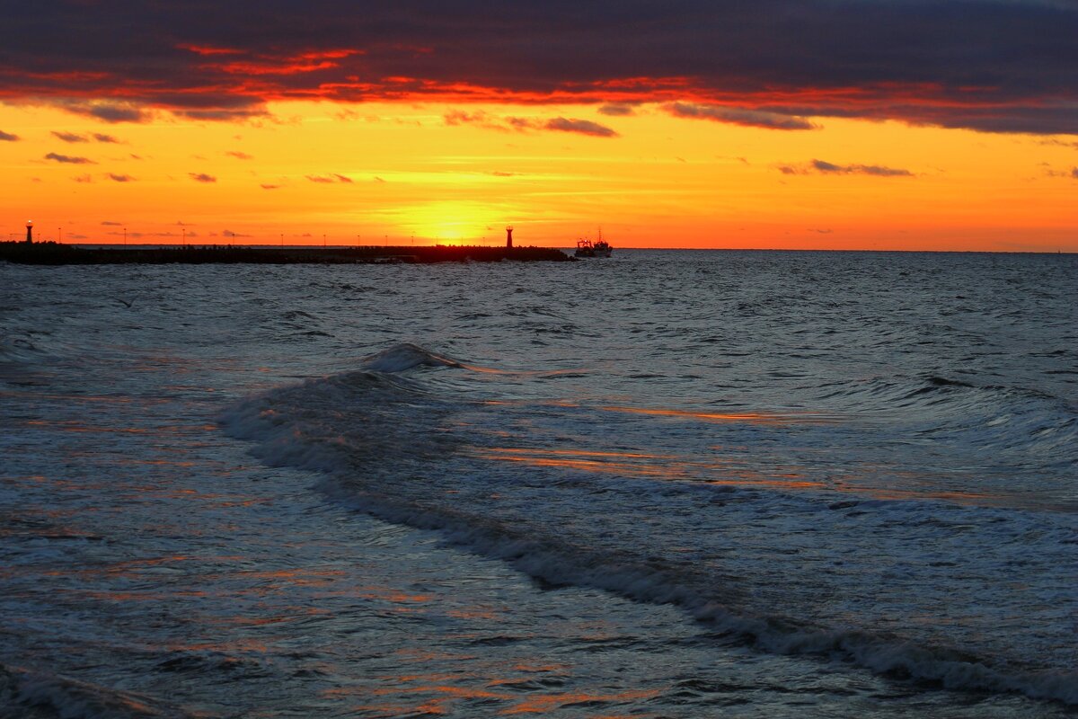 Уходит день - Юрий. Шмаков Уходит день - Юрий. Шмаков