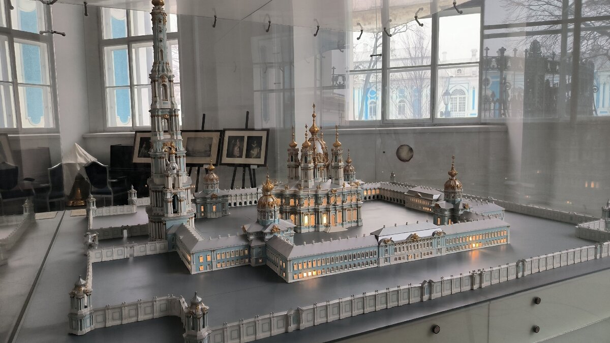 Таки должен был быть Смольный монастырь по задумке Растрелли. - Ольга 