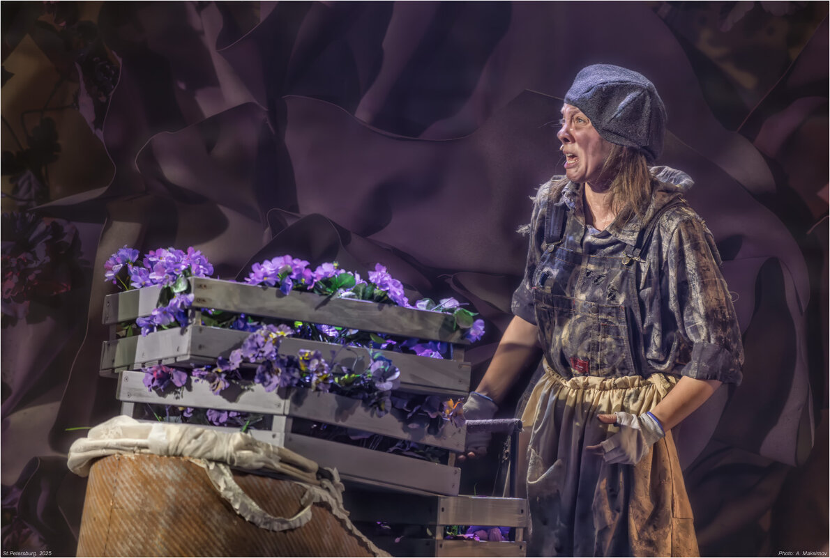Актриса Виктория Зайцева в роли цветочницы Элизы Дулиттл. - Александр Максимов