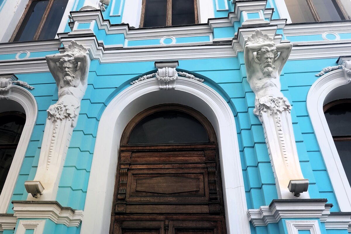 Подпирающие карнизы фигуры атлантов. - Татьяна Помогалова Подпирающие карнизы фигуры атлантов. - Татьяна Помогалова