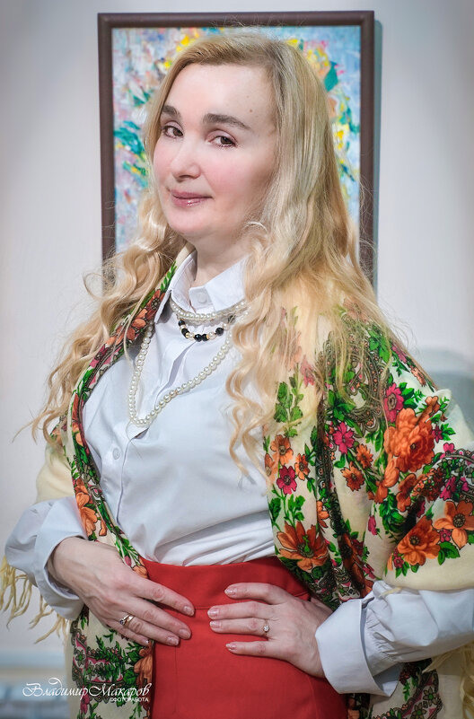 "Художник Наталия в шали"© - Владимир Макаров "Художник Наталия в шали"© - Владимир Макаров