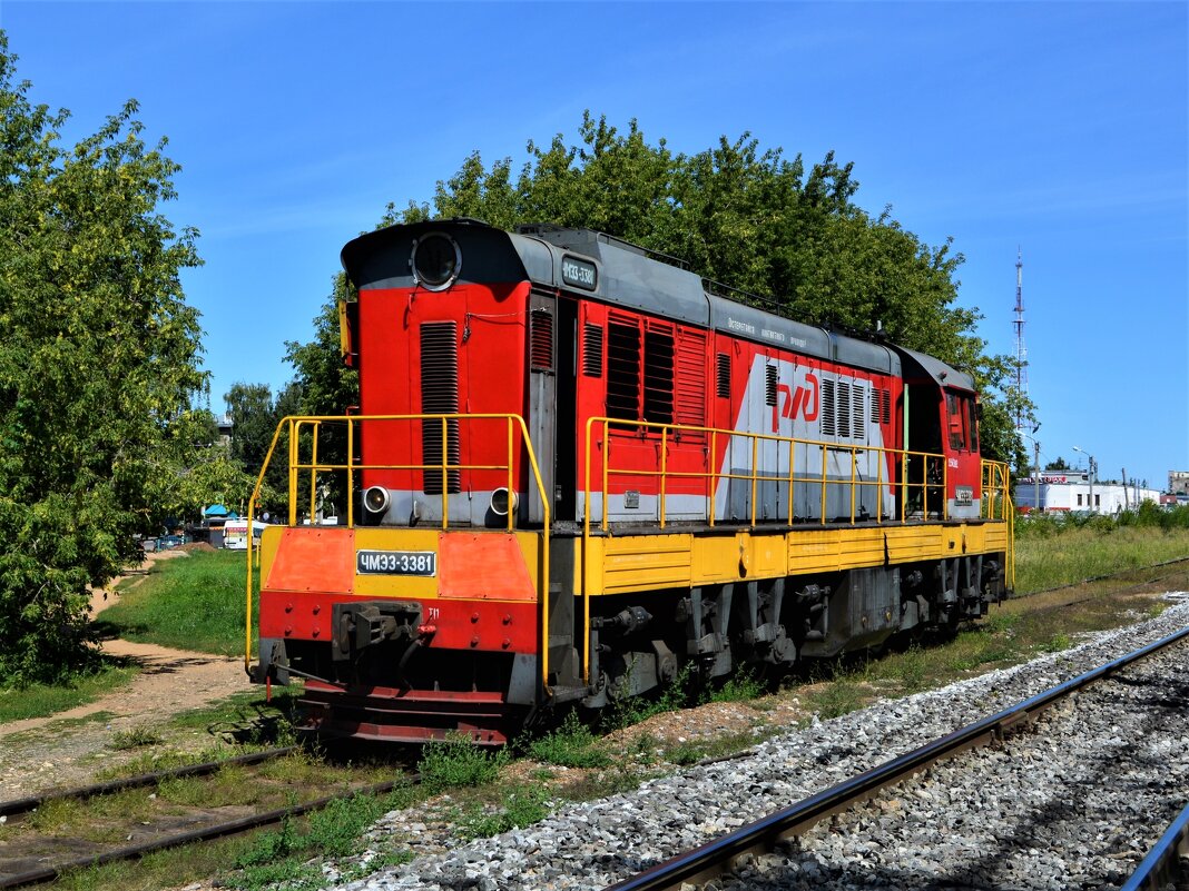 Чебоксары. Манёвренный тепловоз ЧМЭ3 - 3381 на запасном пути. - Пётр Чернега Чебоксары. Манёвренный тепловоз ЧМЭ3 - 3381 на запасном пути. - Пётр Чернега