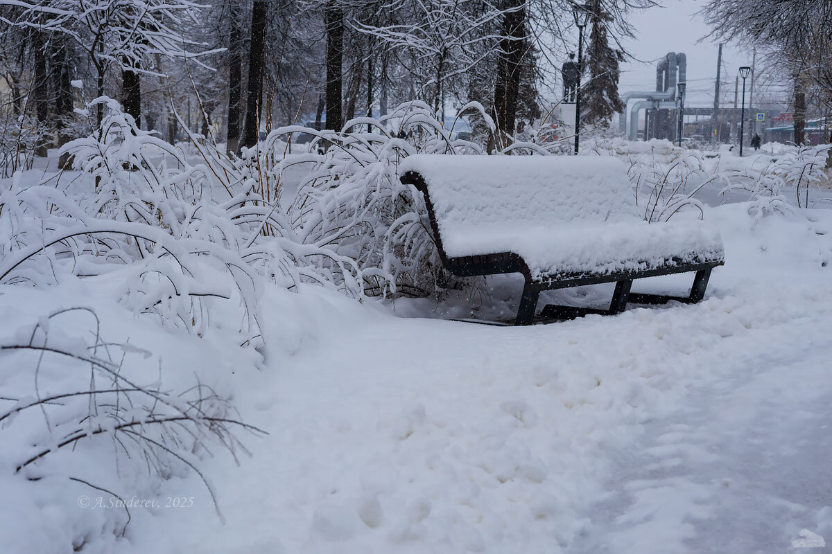 Скамейка для отдыха в снегу - Александр Синдерёв