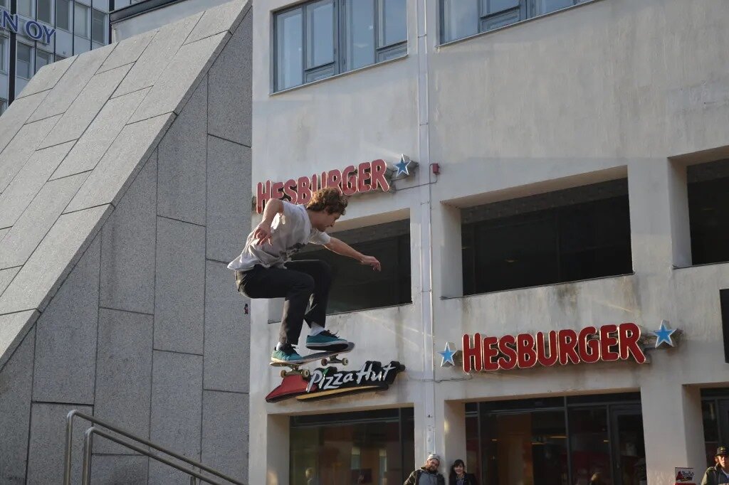 Скейтбордист на улице Хельсинки. - Надежда 