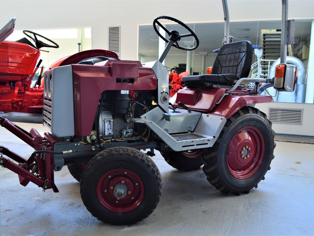 Чебоксары. Колёсный универсально-пропашной трактор КМЗ – 012. - Пётр Чернега Чебоксары. Колёсный универсально-пропашной трактор КМЗ – 012. - Пётр Чернега