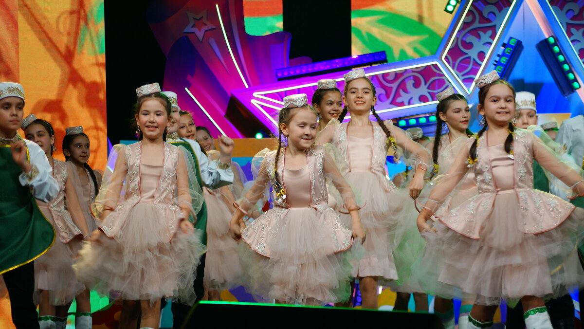 Красивый и задорный танец - Вик Токарев Красивый и задорный танец - Вик Токарев