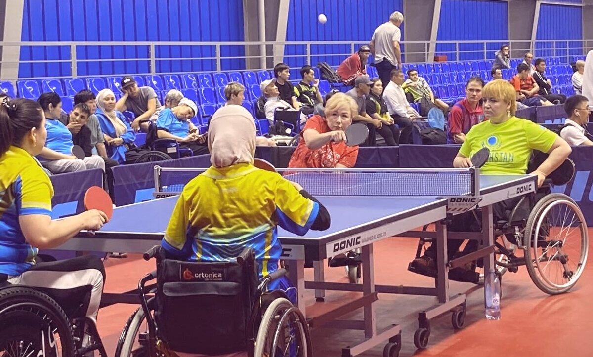 Девушки играют в теннис - Георгиевич Девушки играют в теннис - Георгиевич