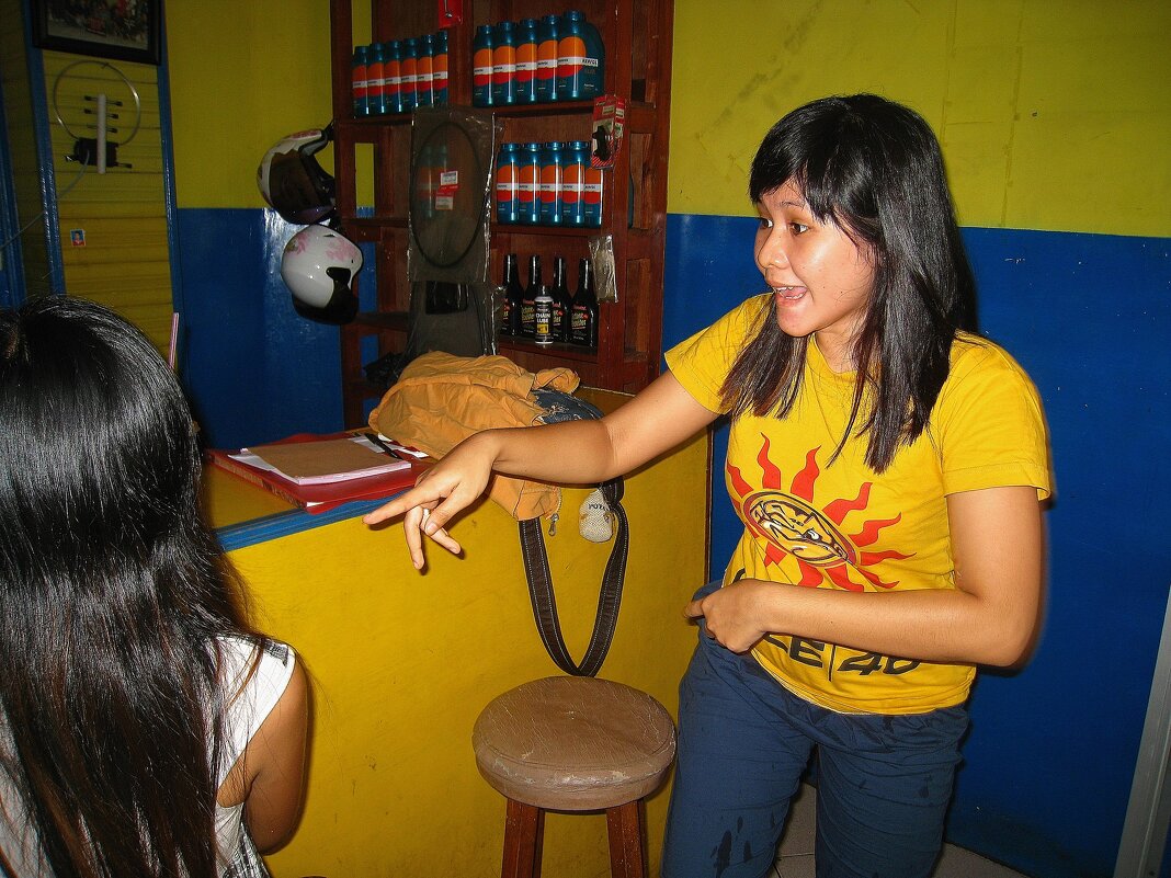 Увидевшая что-то (мышь, таракана, паука, пришельца и т.д.) индонезийская девушка. - unix (Илья Утропов) Увидевшая что-то (мышь, таракана, паука, пришельца и т.д.) индонезийская девушка. - unix (Илья Утропов)