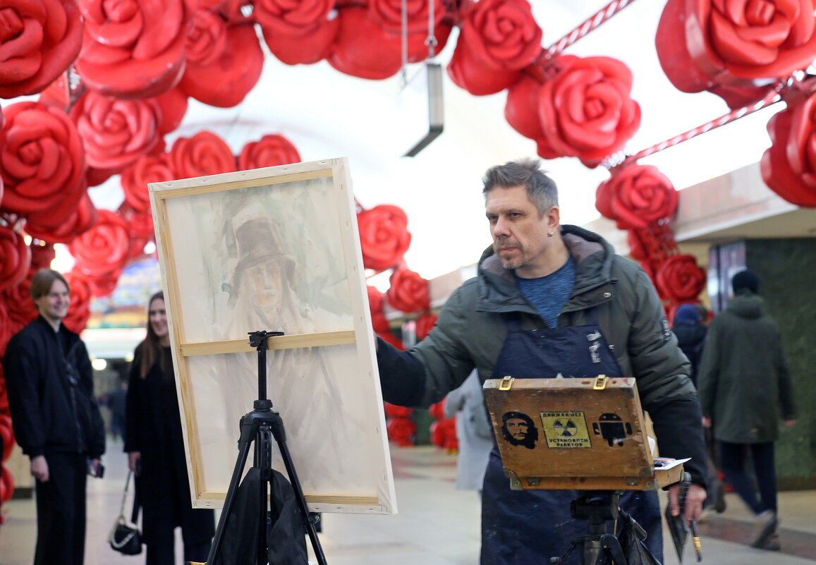Художники на метро Трубная 7 марта - Михаил Бибичков Художники на метро Трубная 7 марта - Михаил Бибичков
