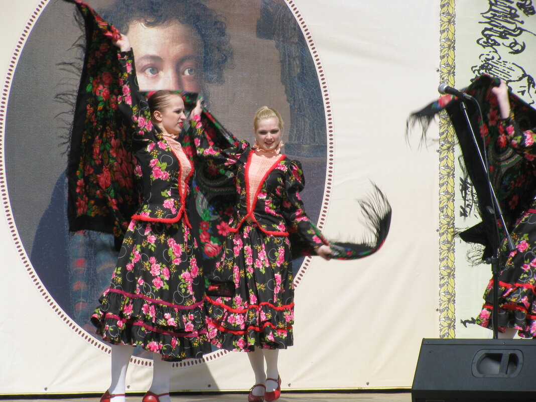 Интересно девки пляшут! - Олег Зоркий