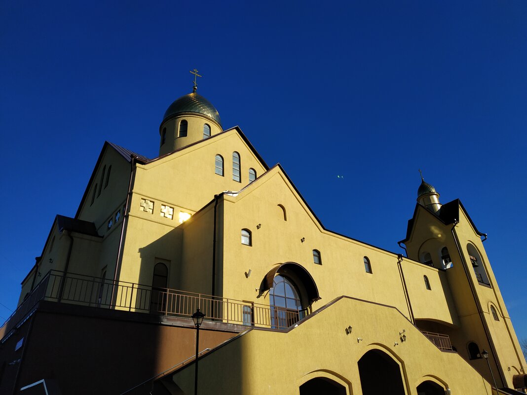 Храм, освещенный солнцем, и небо - Андрей Лукьянов