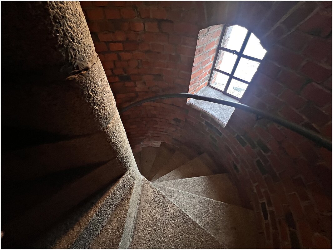 Крутая лестница маяка. - Валерия Комова Крутая лестница маяка. - Валерия Комова