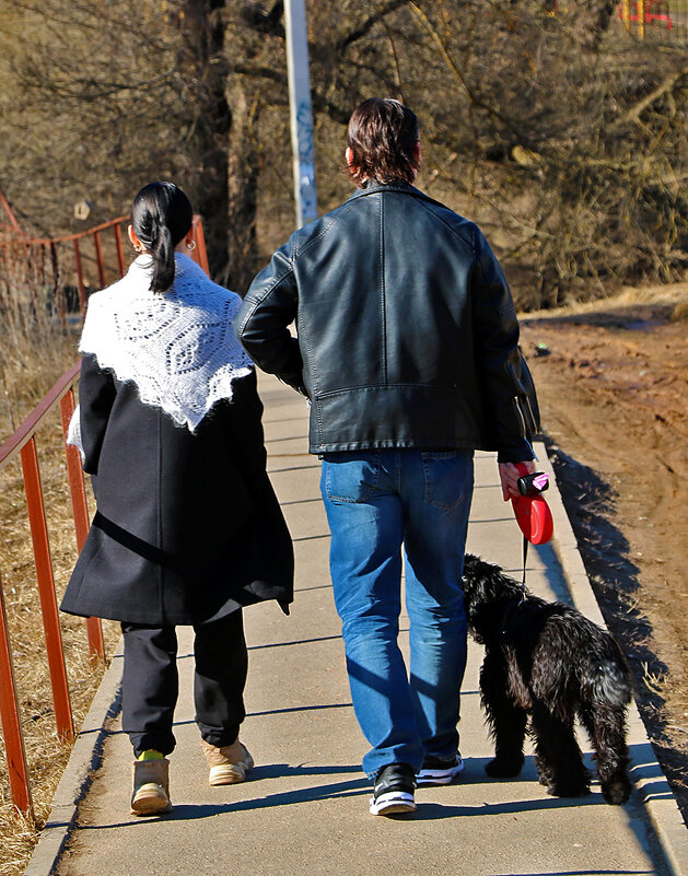 На прогулке - папа, дочка и собака - Светлана На прогулке - папа, дочка и собака - Светлана