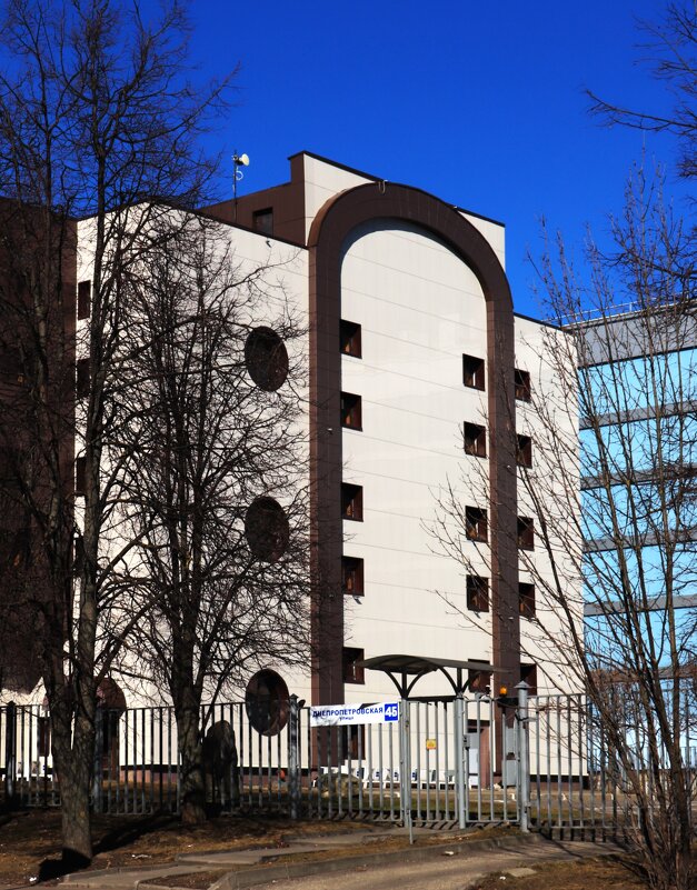 Консервативно, строго. - Василий Палий