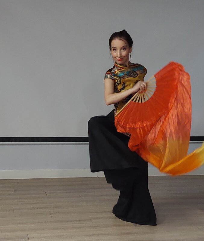 Танец с веером - ИРЭН@ . Танец с веером - ИРЭН@ .