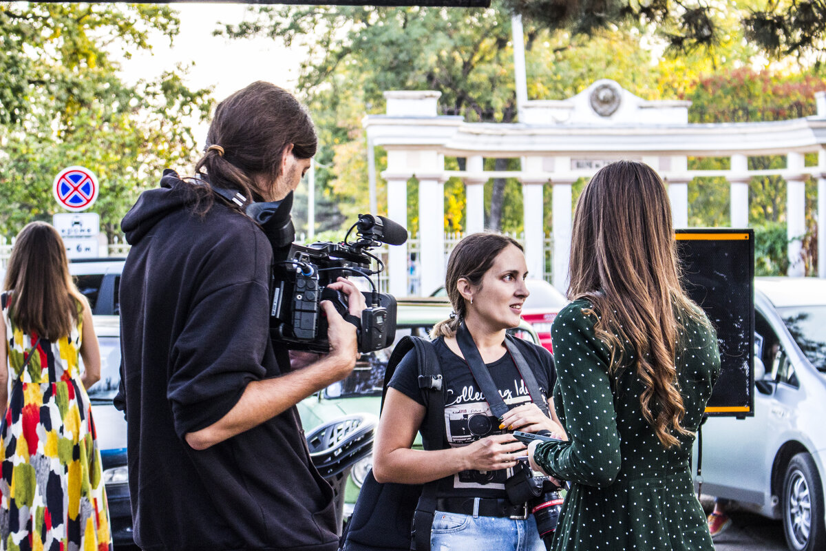 Неутомимые папарацци интервьюируют фотохудожницу Аннушку - Коля Лукашов