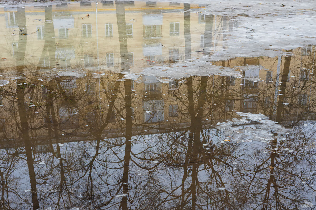 Отражение в мартовской луже - Александр Синдерёв