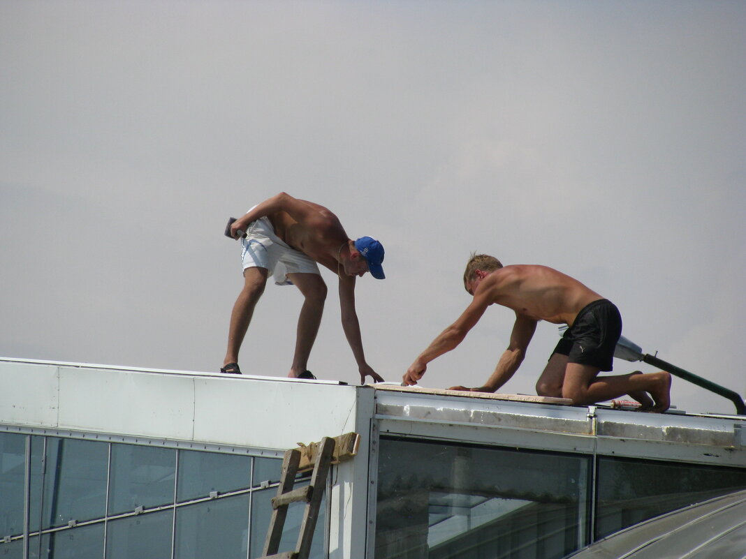 Ремонт кровли в жаркий день - Олег Зоркий