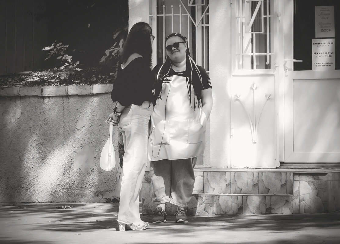 Случайная встреча бывших подруг(Одноклассницы) (чб) - Сергей Царёв