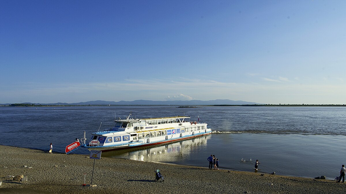 На причале Амура - Сергей Швечков