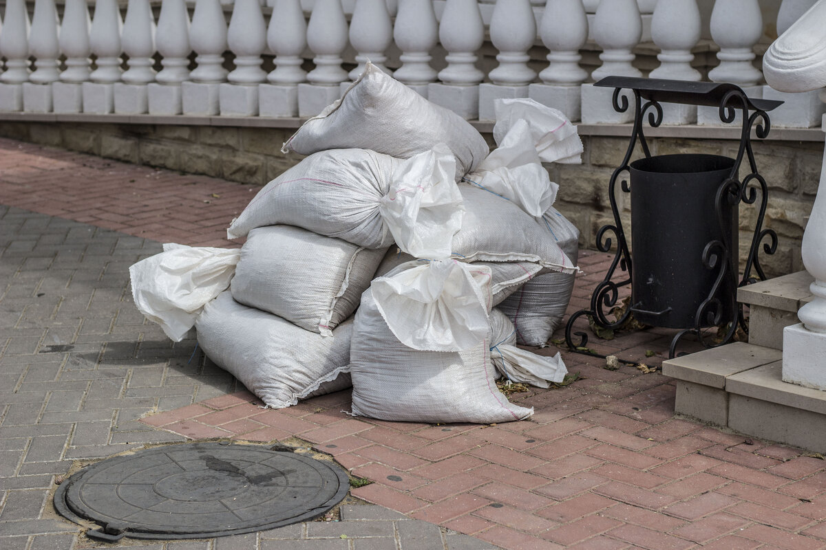 Натюрморт с урной, мешками и канализационным люком - Коля Лукашов Натюрморт с урной, мешками и канализационным люком - Коля Лукашов