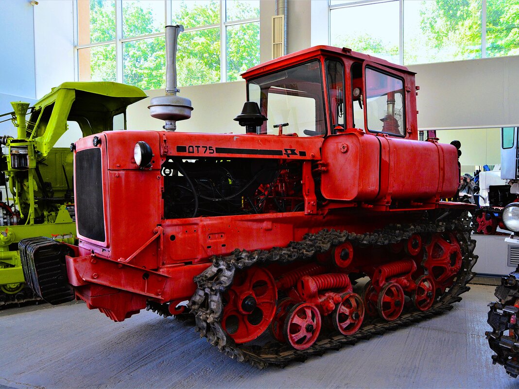 Чебоксары. Гусеничный трактор общего назначения ДТ-75. - Пётр Чернега