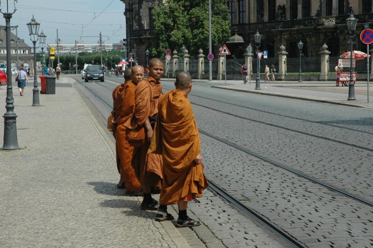 Буддийские монахи в Дрездене - Alexandra Sakharova