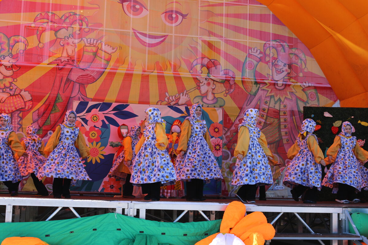 На уличной сцене - Ольга На уличной сцене - Ольга