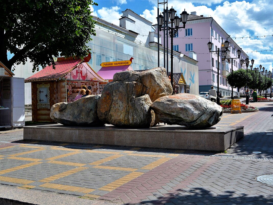 Чебоксары. Композиция "Камень Таганаит". - Пётр Чернега Чебоксары. Композиция "Камень Таганаит". - Пётр Чернега