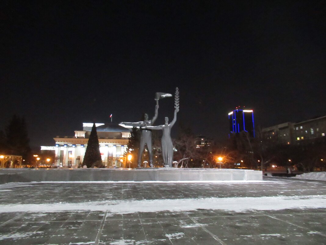 Фигуры на главной площади - Андрей Макурин Фигуры на главной площади - Андрей Макурин