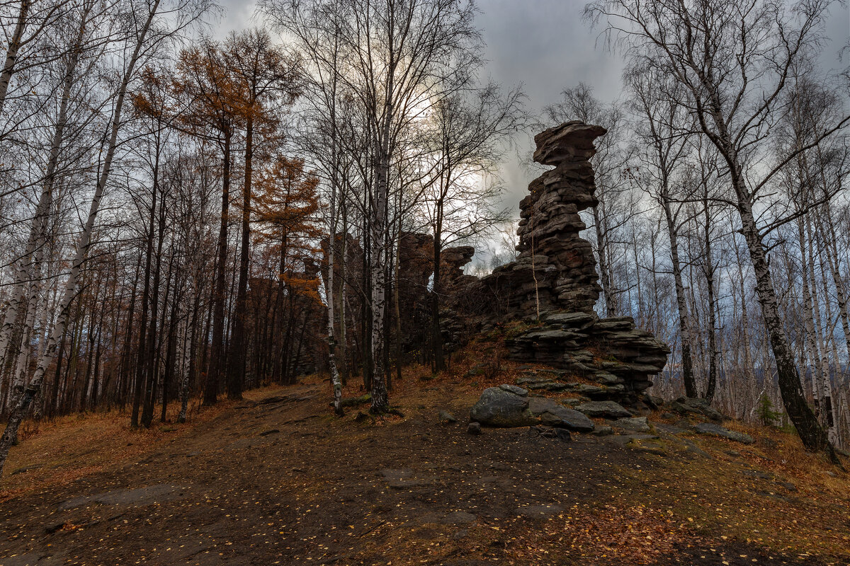 Под хмурым небом октября. - Юрий кот Под хмурым небом октября. - Юрий кот