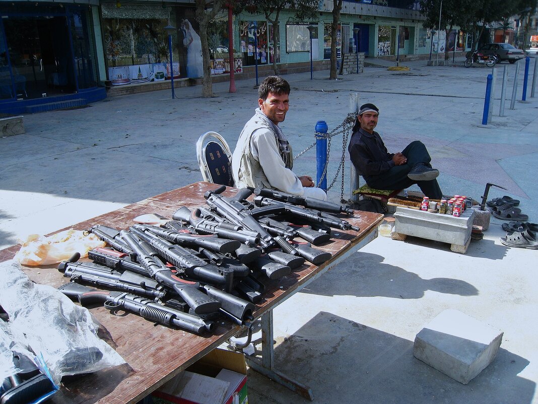 Законная торговля огнестрельным оружием. - unix (Илья Утропов)