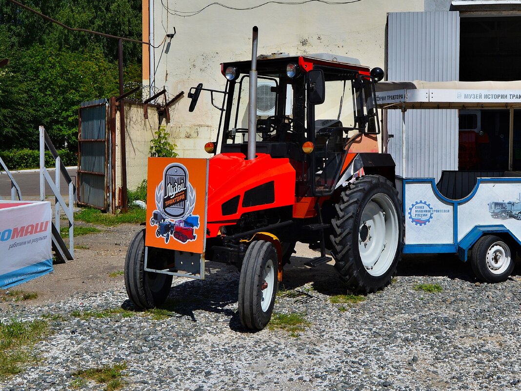 Чебоксары. Универсально-пропашной колёсный трактор ВТЗ-2032-10 «Владимирец». - Пётр Чернега