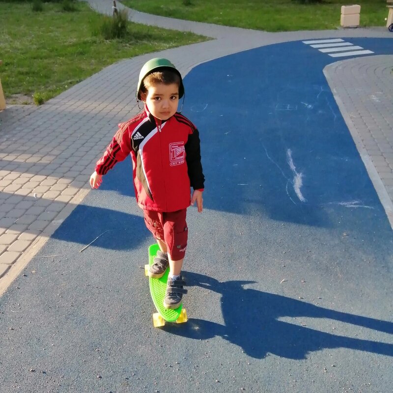 Во дворе на скейте - Alexandra Sakharova