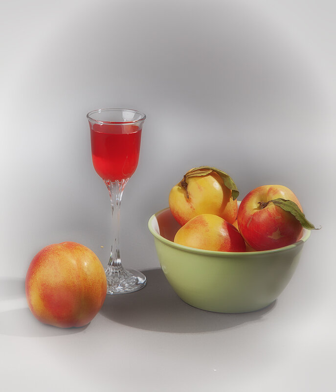 Натюрморт с нектаринами. - Лилия *