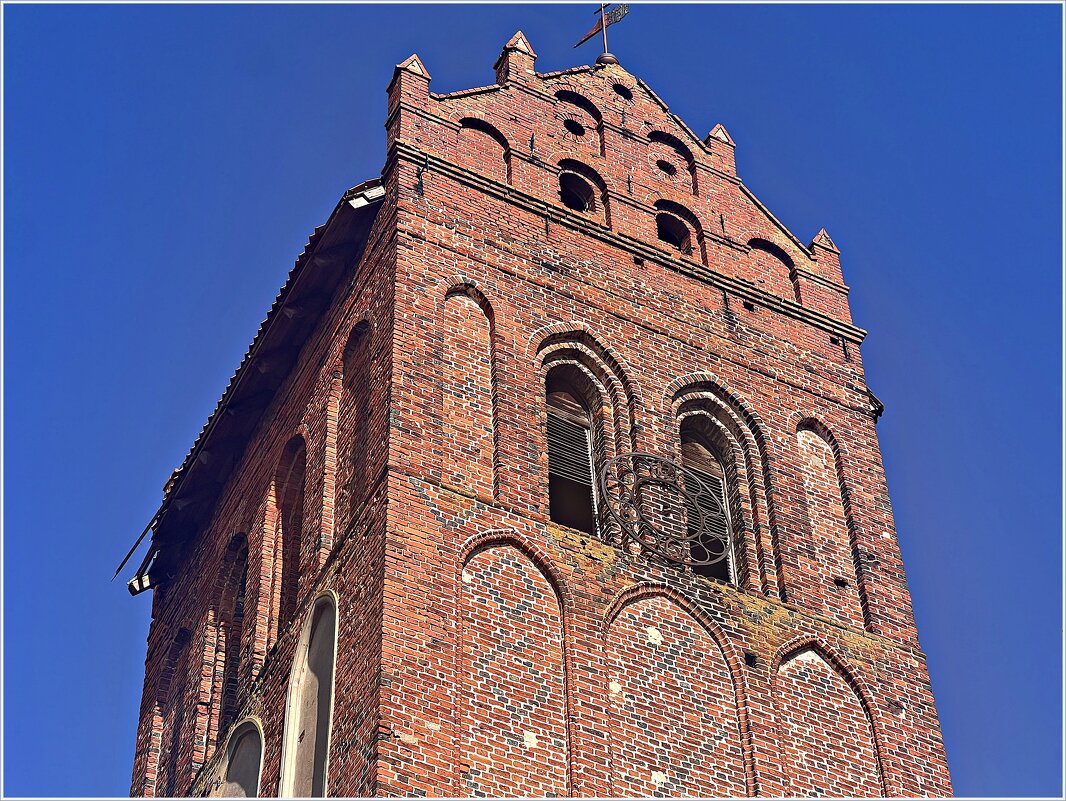 Фрагмент кирхи с часами. - Валерия Комова Фрагмент кирхи с часами. - Валерия Комова