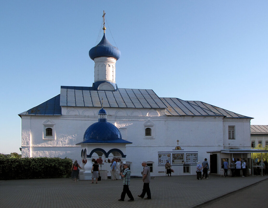 Часовня-киворий на месте явления Божьей Матери князю Андрею и Благовещенская церковь - Александр Ильчевский 